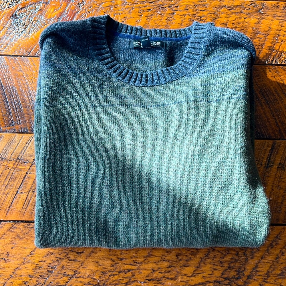Men’s Large Banana Republic Sweater. Perfect for Holidays